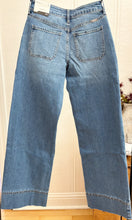 Load image into Gallery viewer, Mid Rise Detailed Jeans