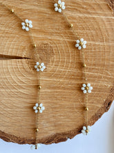 Load image into Gallery viewer, Daisy Flower Necklace