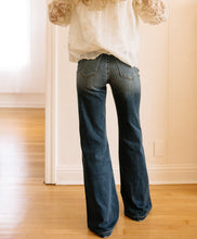 Load image into Gallery viewer, Dark Wash Seam Jeans