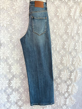 Load image into Gallery viewer, High Rise Crop Jeans