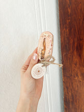 Load image into Gallery viewer, Bath Pops - Apple &amp; Oats