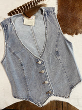 Load image into Gallery viewer, Washed Denim Fitted Button Vest