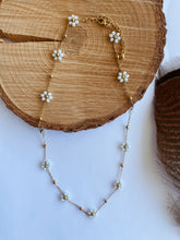 Load image into Gallery viewer, Daisy Flower Necklace