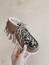 Load image into Gallery viewer, Cheetah Fringe Moccasins