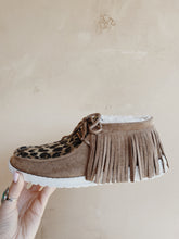 Load image into Gallery viewer, Cheetah Fringe Moccasins A006